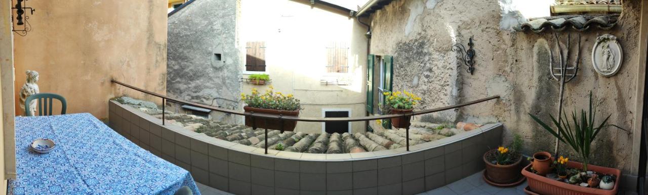 Appartamento Il Vicoletto Torri Del Benaco Esterno foto